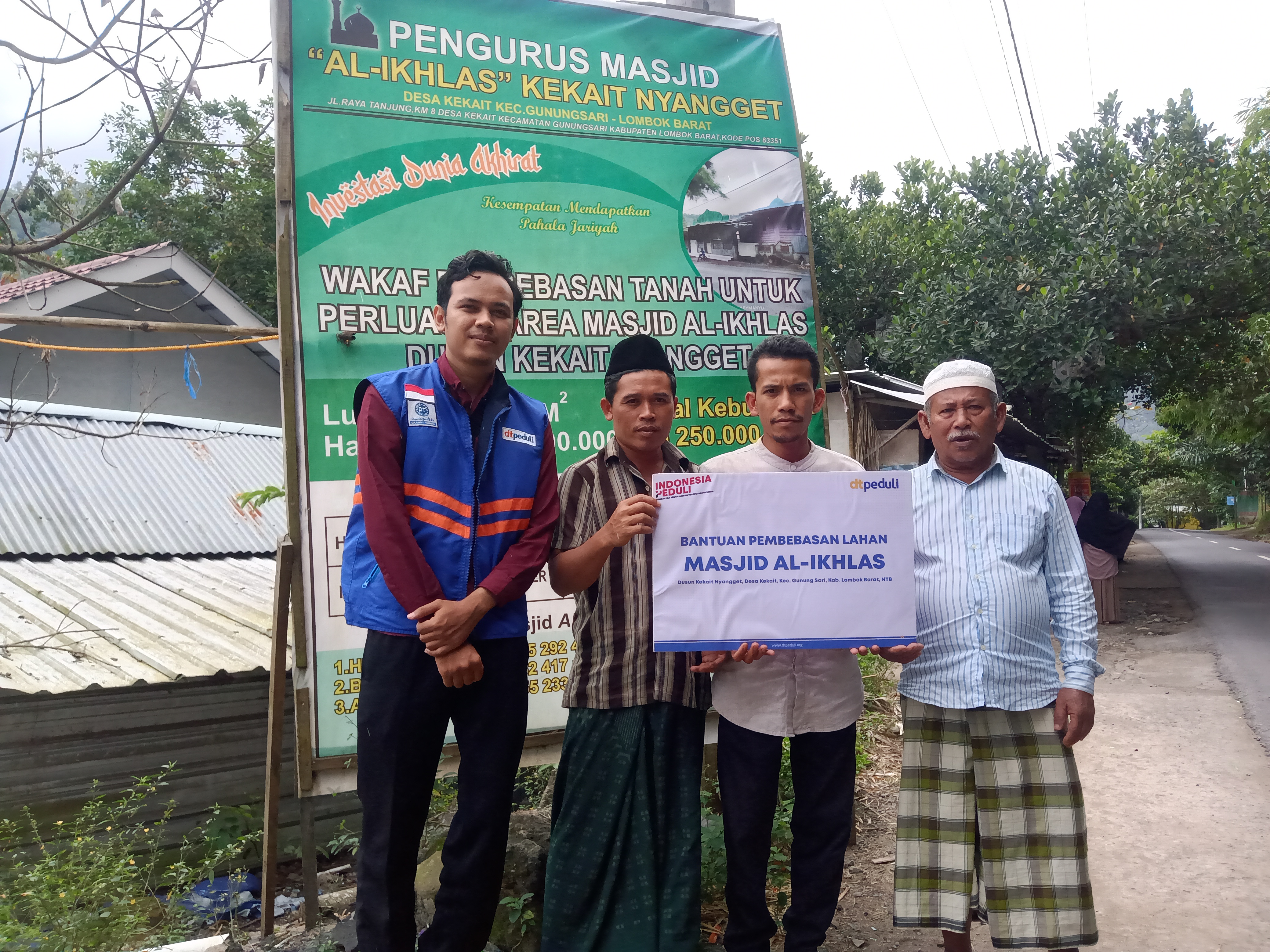 DT Peduli Salurkan Wakaf Pembebasan Lahan Masjid di NTB