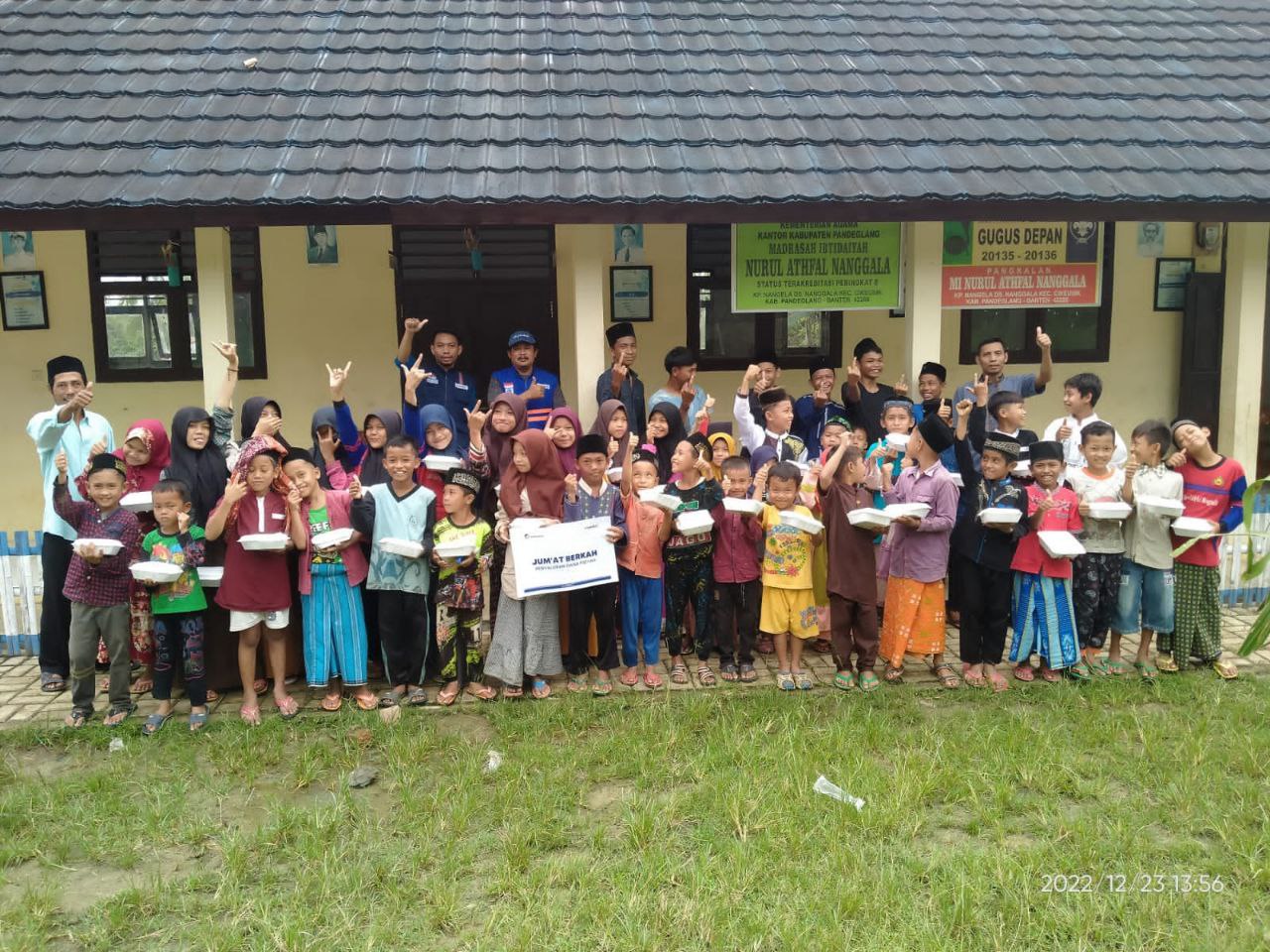 Berkah, Siswa MI Nurul Athfal Cikeusik Rayakan Hari Jumat Bersama DT Peduli