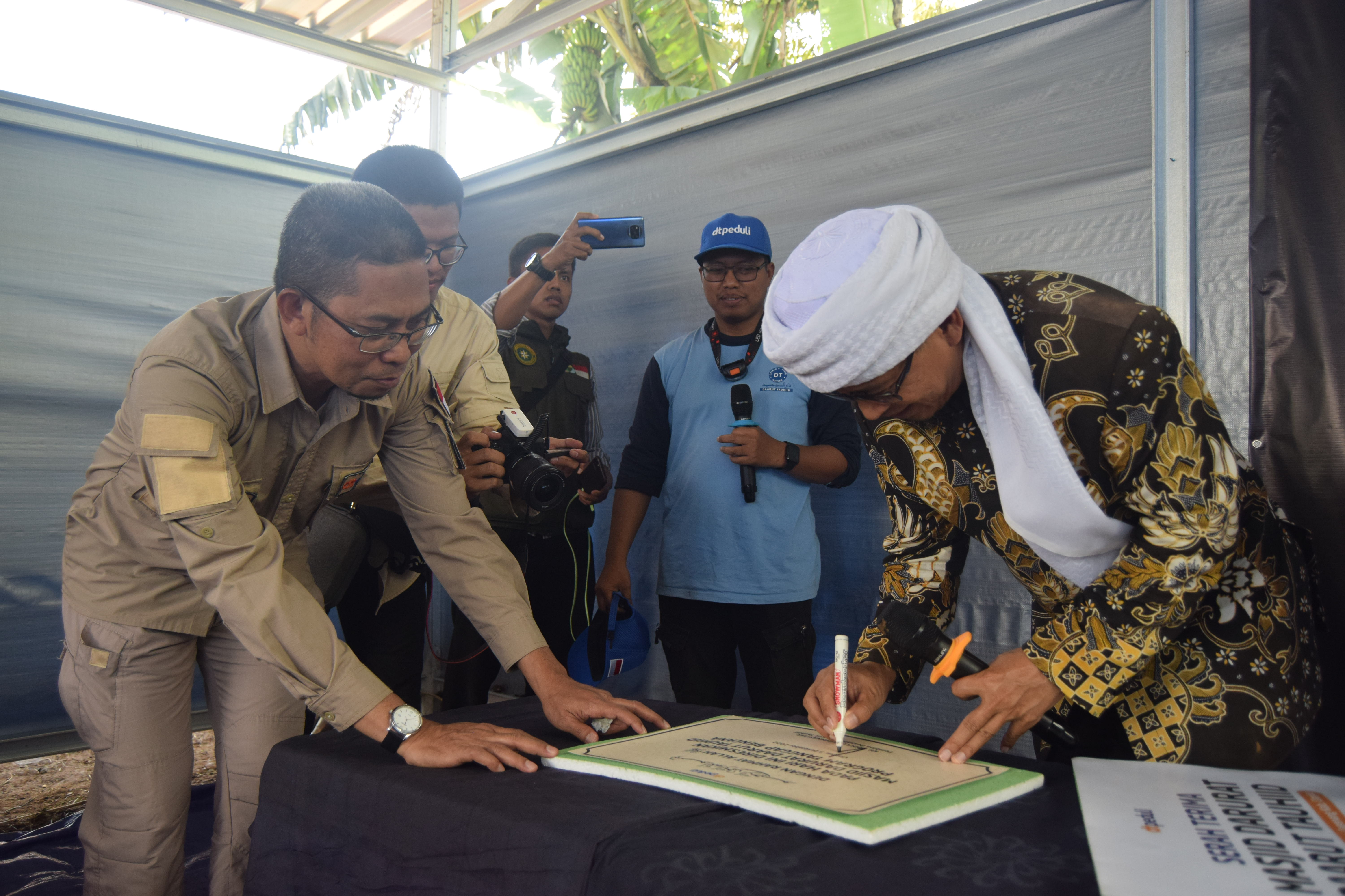 Bersama Dirut DT Peduli, Aa Gym Resmikan Masjid Darurat Daarut Tauhiid di Cugenang