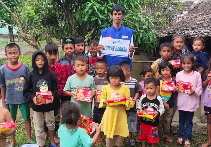 Bagikan Makanan Siap Saji, DT Peduli Banten Hadirkan Kebahagiaan di Tengah Banjir