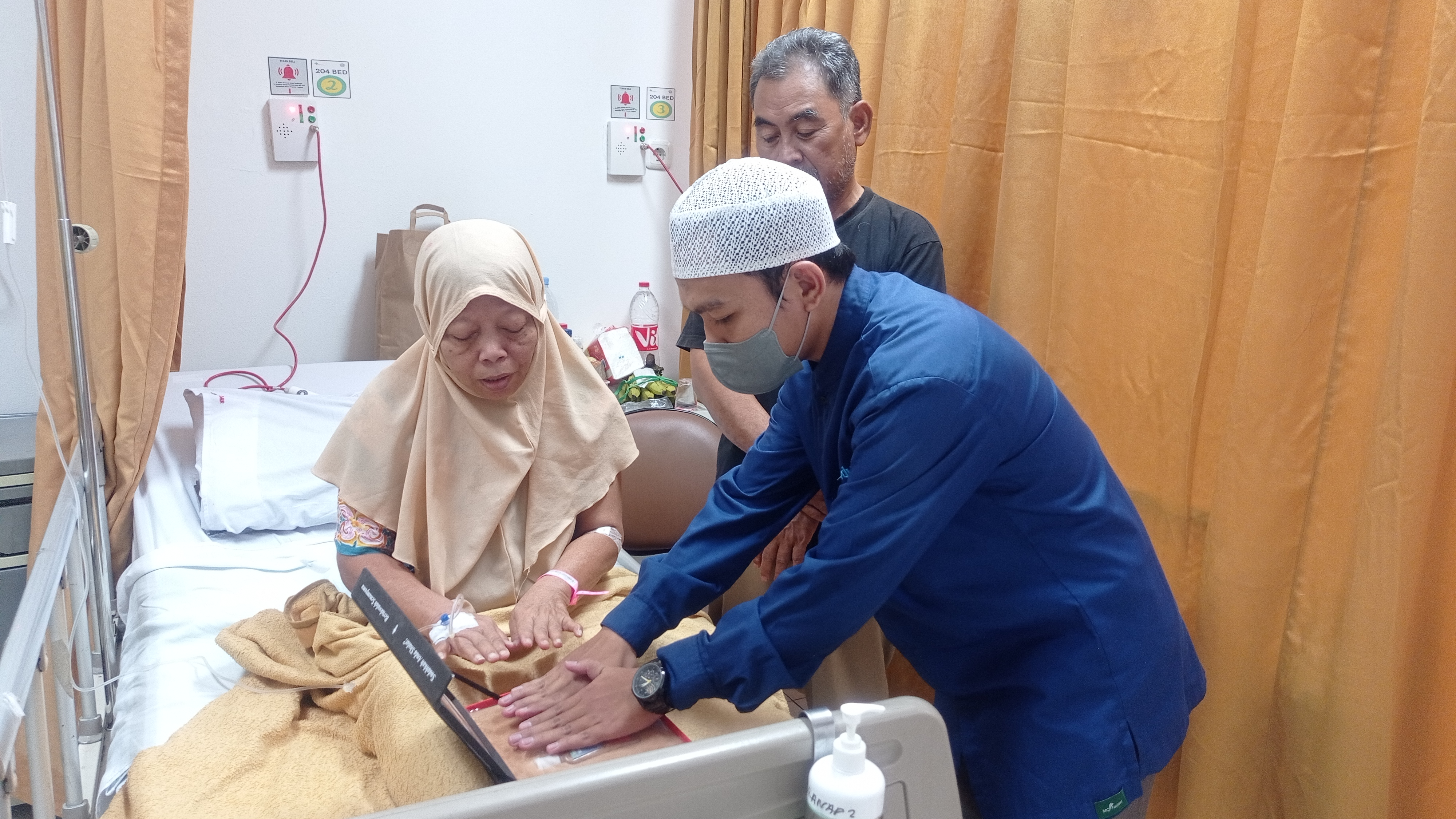 Layani Sepenuh Hati, Pasien RS Syarif Hidayatullah Terima Bimbingan Rohani dari DT Peduli
