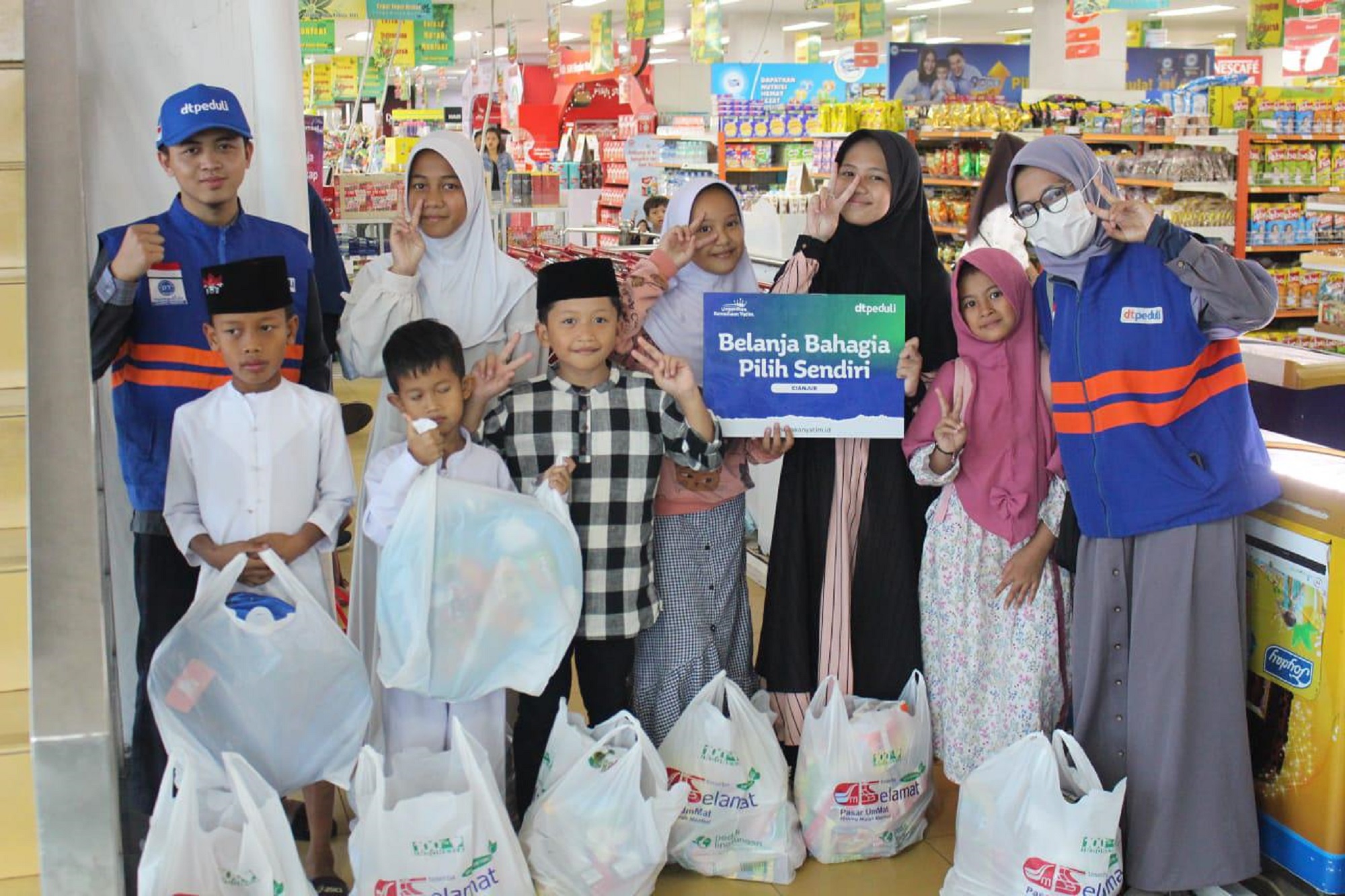 Ikut Belanja Bahagia, Anak Yatim Senang Punya Perlengkapan Sekolah Baru