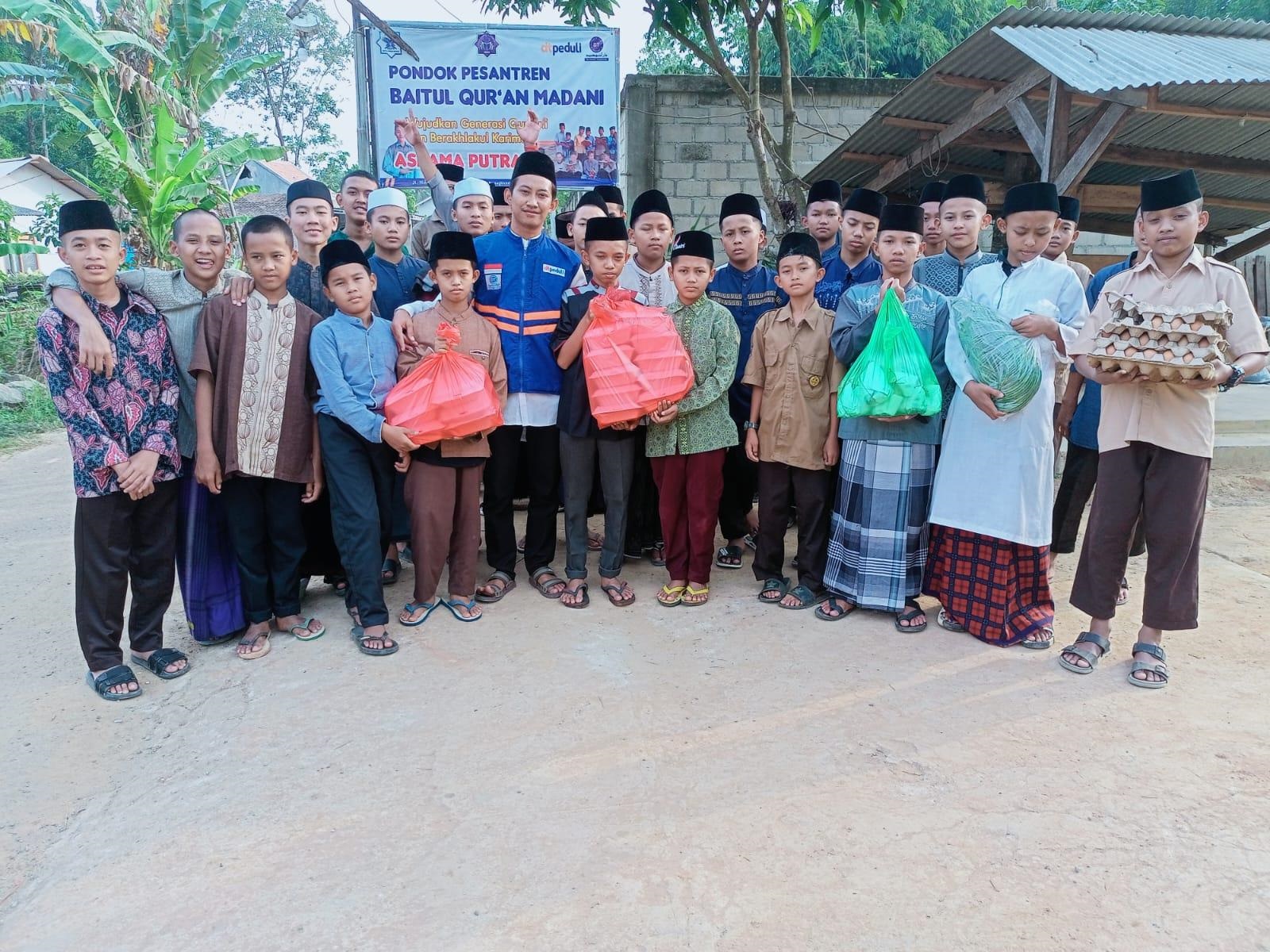 Jumat Berbagi Bantu Kebutuhan Pangan Santri