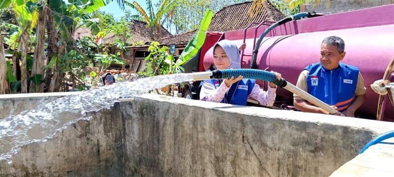 Dilanda Kekeringan, DT Peduli Solo dan Yayasan Irmas Salurkan Bantuan Air Bersih 