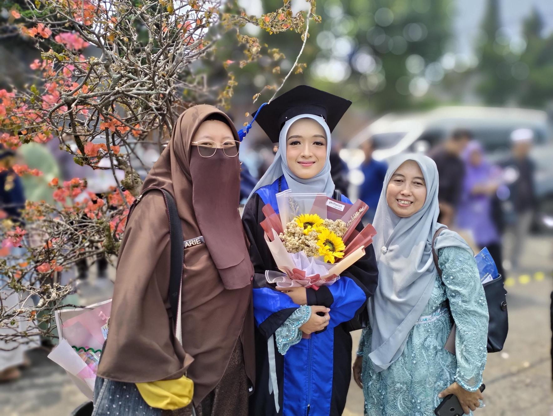 Lulus Pendidikan S1, Husna Bersyukur Punya Orang Tua Asuh