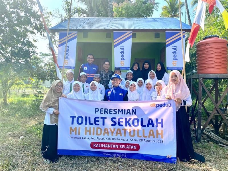 Tidak Lagi Pergi ke Sungai, Siswa MI Hidayatullah Bahagia Punya Toilet Baru