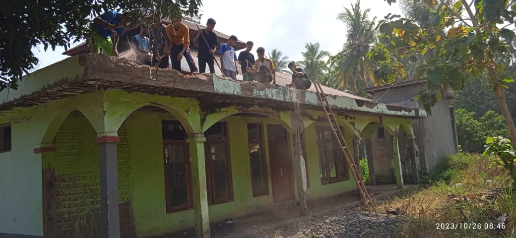 Hampir Ambruk Termakan Usia, DT Peduli Bantu Renovasi Masjid di NTT