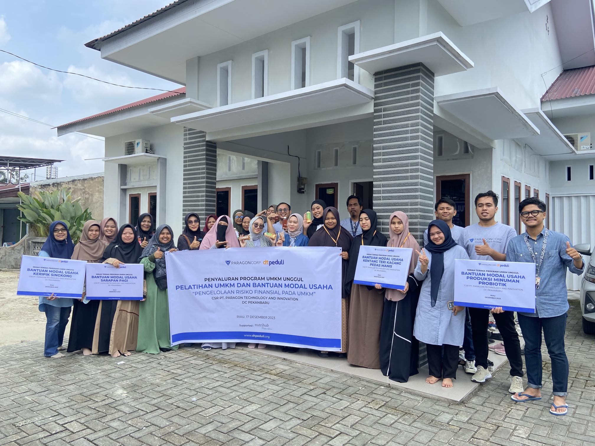 PT Paragon Technology and Innovation DC Pekanbaru dan DT Peduli Riau Salurkan Program UMKM Unggul