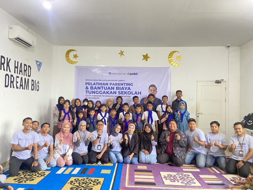 PT Paragon Technology and Innovation DC Pekanbaru dan DT Peduli Riau Salurkan Program Beasiswa Unggul 