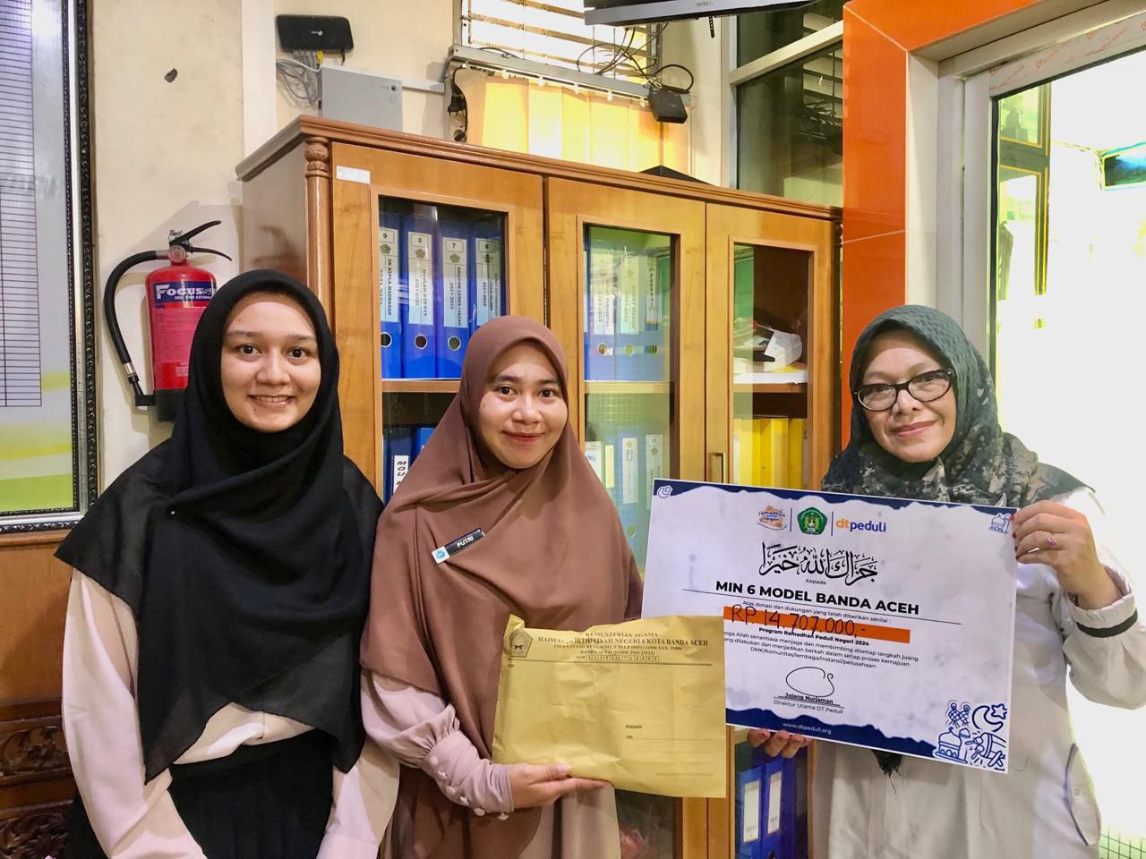 Gandeng DT Peduli Aceh, MIN 6 Model Banda Aceh Serahkan Donasi Program