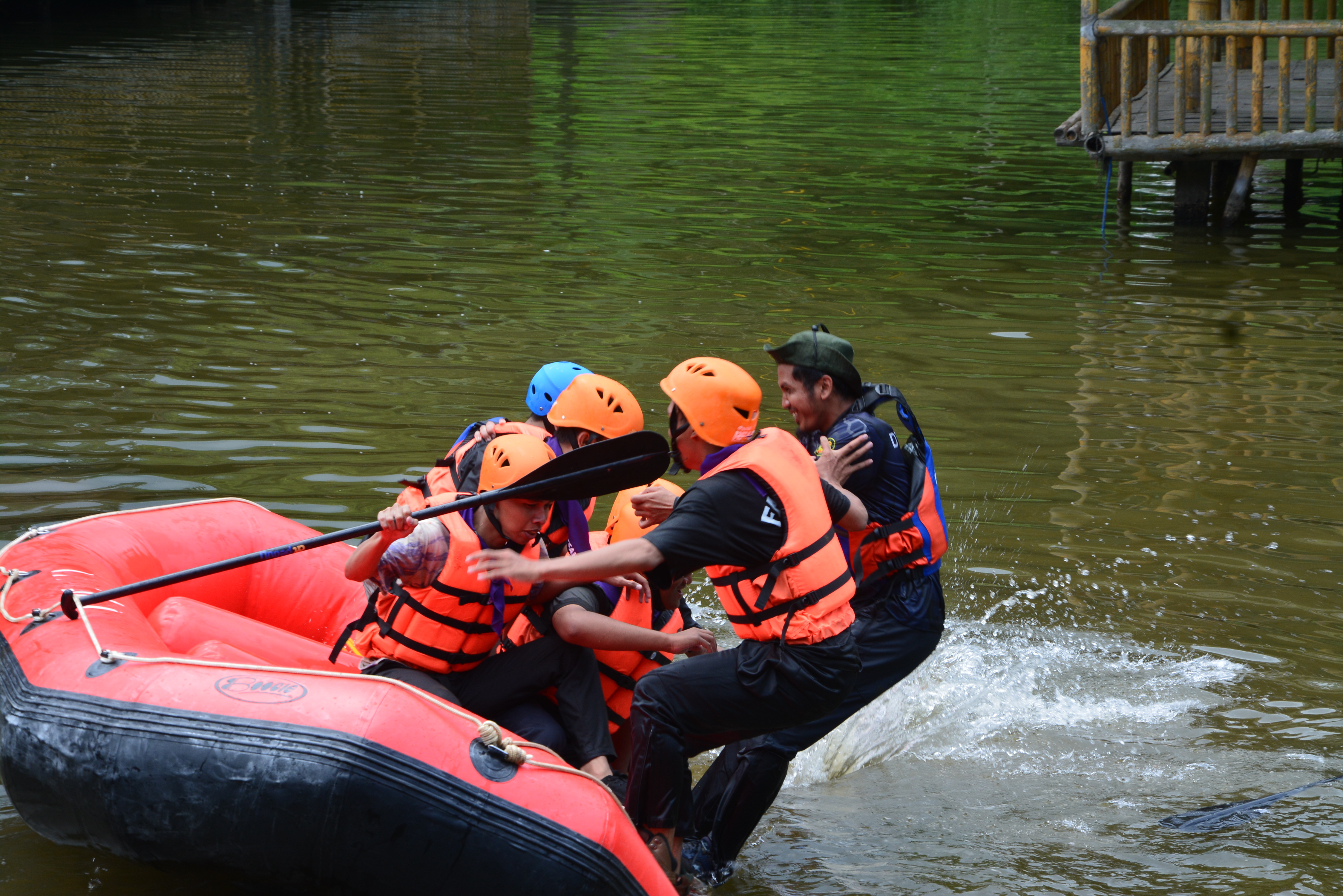 Relawan DT Peduli Bogor Adakan Pelatihan Water Rescue untuk Bea Mahasiswa