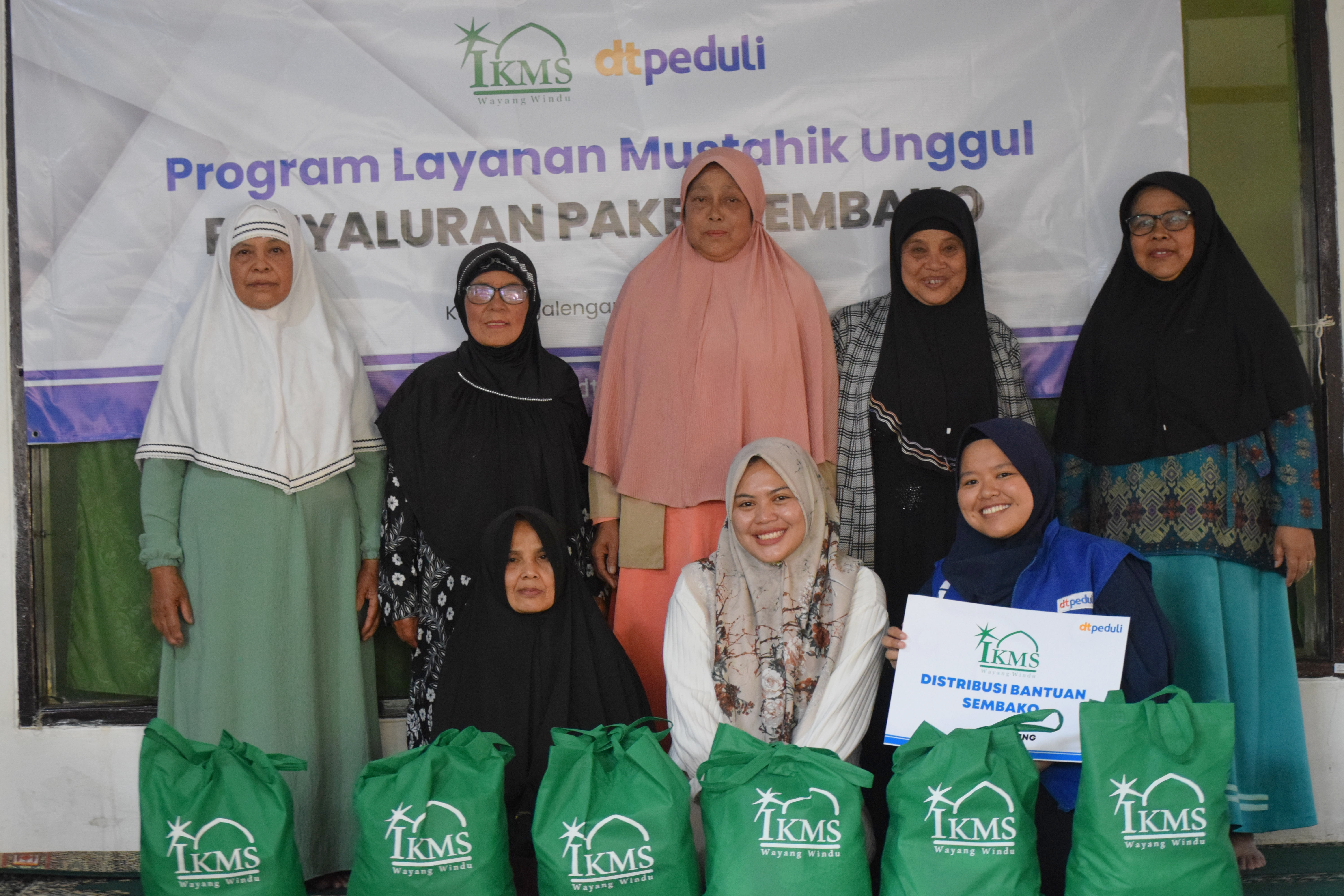 IKMS dan DT Peduli Bandung Bagikan Sembako untuk Lansia Mustahik di Desa Margamulya