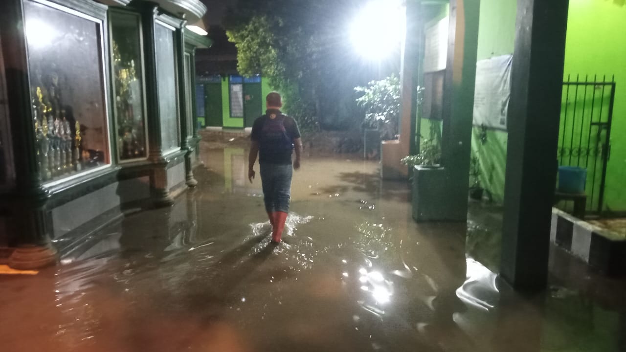Permukiman Warga Dayeuhkolot Hancur dan Tergenang Air Akibat Tanggul yang Jebol